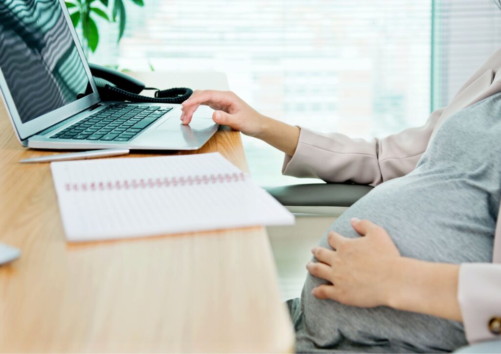 femme enceinte qui regarde son ordinateur