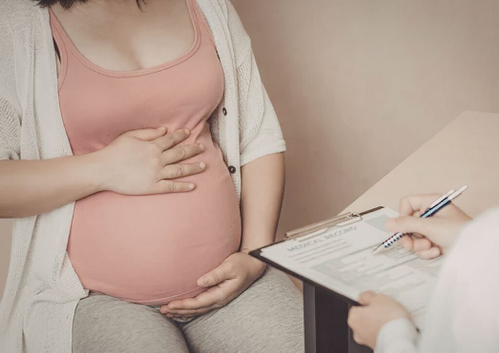 femme enceinte qui s'informe sur l'allaitement